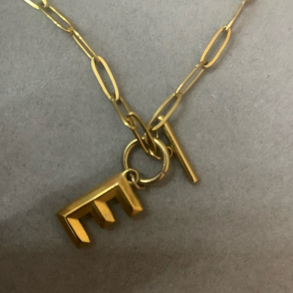 Initial ‘E’ necklace - Picture 2 of 2